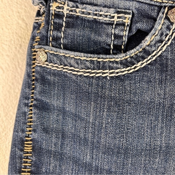 SILVER JEANS SHORTS. WAIST 29. No rips, tears or distressing. 4 pockets. - Picture 4 of 6